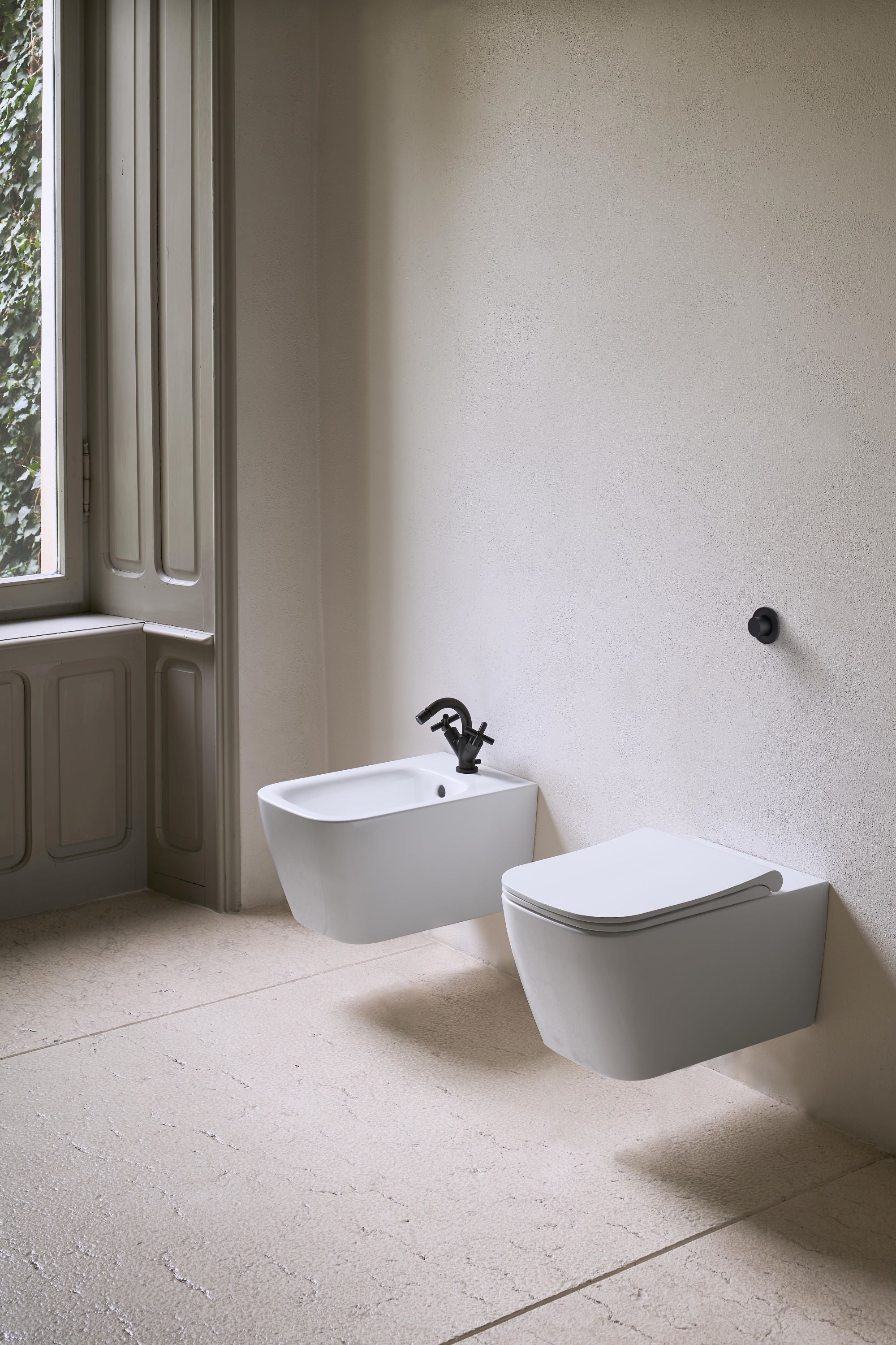 Bidet sospeso monoforo con foro troppopieno CM:55x35 e sistema di fissaggio dal basso.